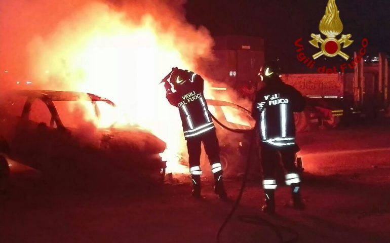 Cinque auto destinate all’autonoleggio incendiate nella notte (VIDEO)