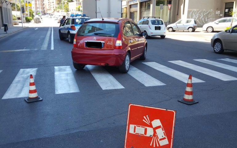 Investito in via Bacaredda mentre attraversava la strada con il semaforo rosso: anziano di 77 anni al Pronto Soccorso