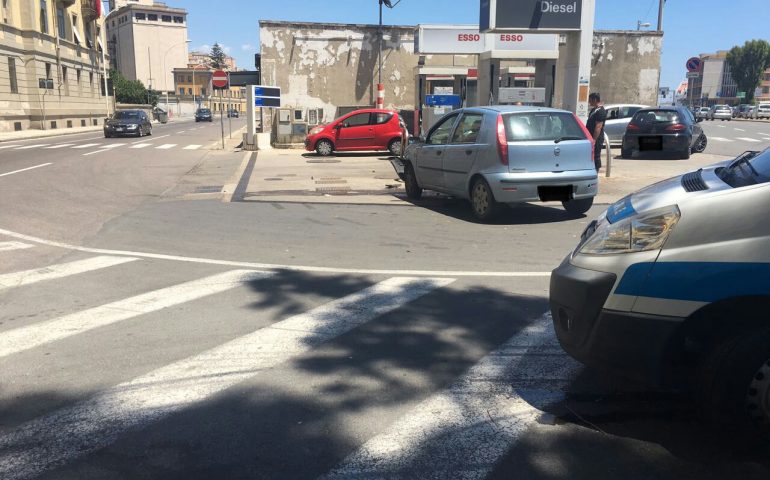 Incidente in viale La Plaia tra due Fiat Punto: 25enne di Capoterra al Pronto Soccorso