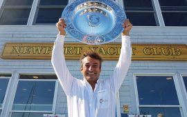 Andrea Mura premiato a Newport dopo la vittoria alla Ostar