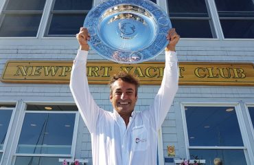 Andrea Mura premiato a Newport dopo la vittoria alla Ostar