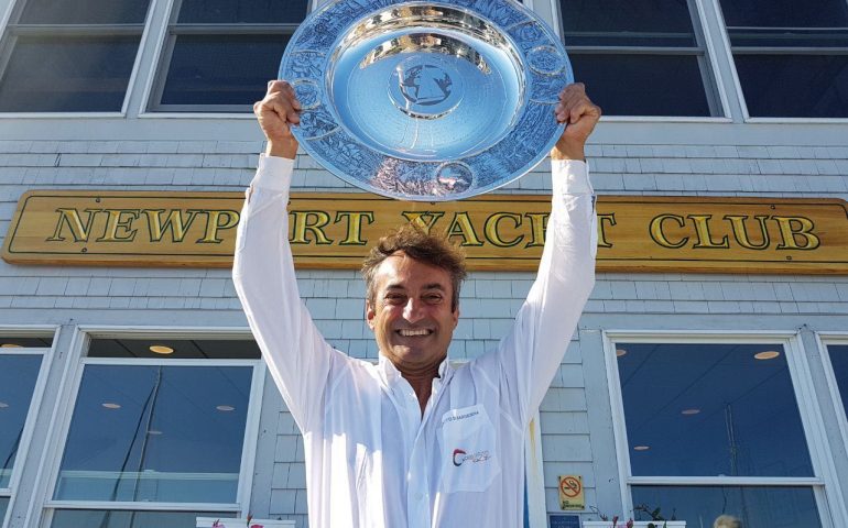 Andrea Mura premiato a Newport dopo la vittoria alla Ostar