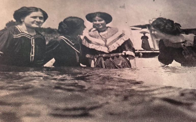 La Cagliari che non c’è più: al mare vestite dalla testa ai piedi nella spiaggia di Giorgino a Cagliari