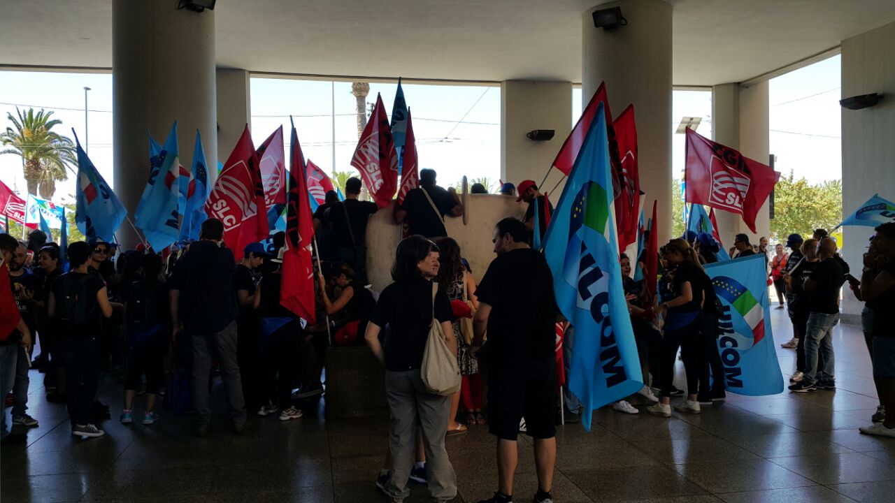 I lavoratori Wind-Tre durante lo sciopero