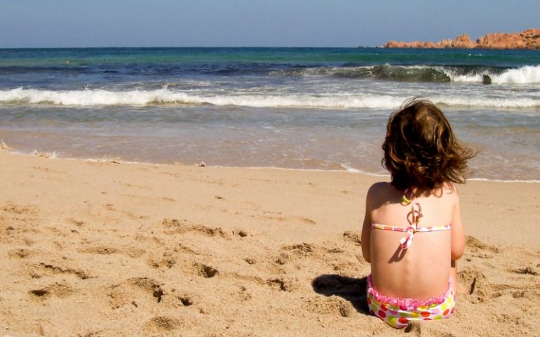 Un panino un’ora, due panini due ore: quanto si deve aspettare per un bagno al mare dopo aver mangiato?