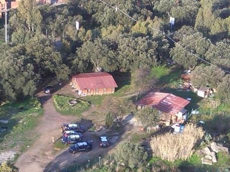 Accoltellamento al campo nomadi: una donna pugnala il cugino e fa perdere le sue tracce