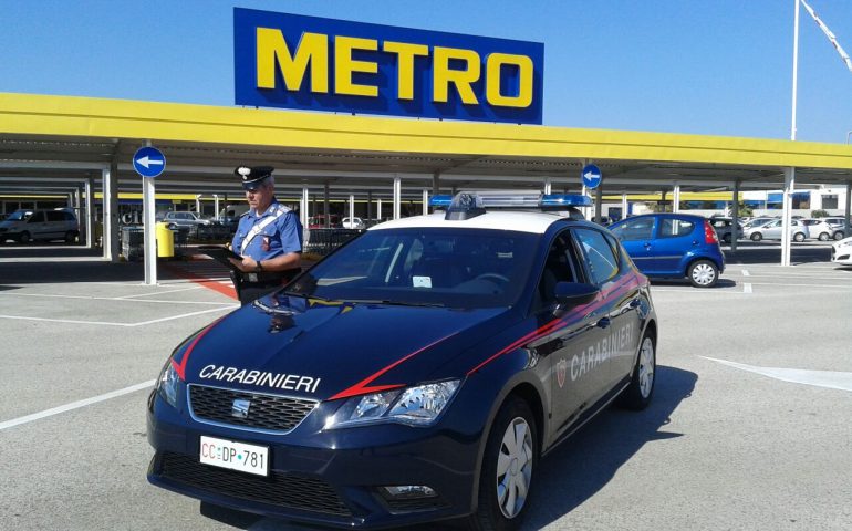 Furto alla Metro: arrestati due uomini mentre scappavano con dei liquori