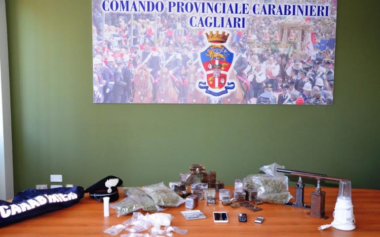 Arrestato un cagliaritano: nascondeva nella sua camera da letto droga e materiale per il confezionamento delle dosi