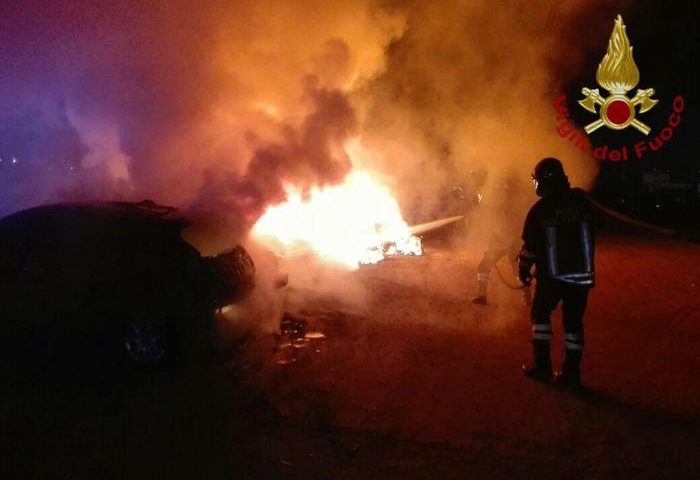 In fiamme il chiosco delle grotte di San Giovanni a Domusnovas. Completamente distrutta la struttura lignea