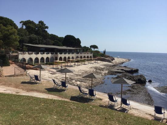 Spiaggia di Santa Margherita di Pula invasa dalle alghe: anche i vip protestano