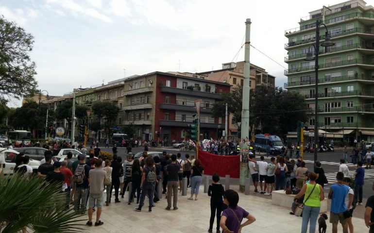 Manifestazione “Stop ai migranti” in piazza Repubblica: si fronteggiano Movimento sociale sardo e antifascisti