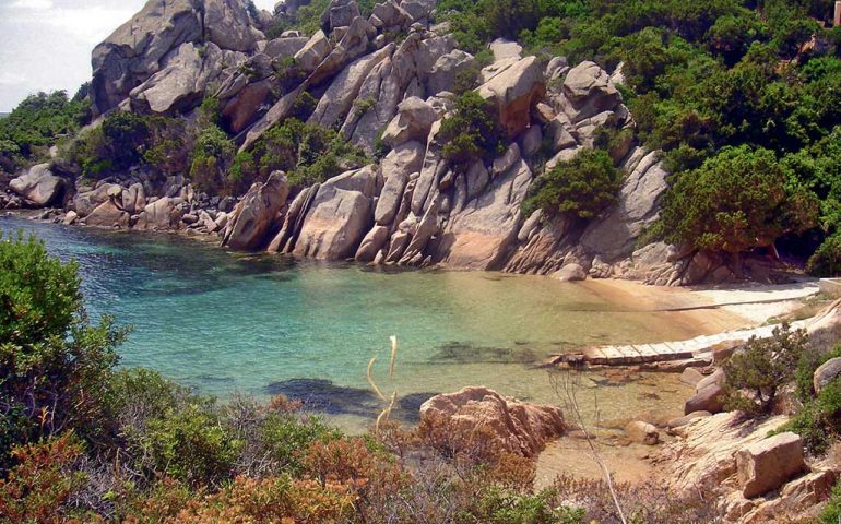 Ancora una tragedia in mare: turista muore in acqua in una spiaggia di Palau