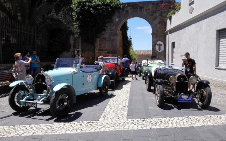 Raduno Bugatti, le auto d’epoca in tour tra le bellezze dell’isola. Oggi tappa a Sanluri, domani nell’Iglesiente (PHOTOGALLERY)