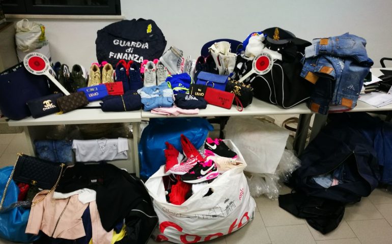 Pane carasau abusivo e centinaia di scarpe e indumenti contraffatti: doppia operazione della Gdf di Oristano