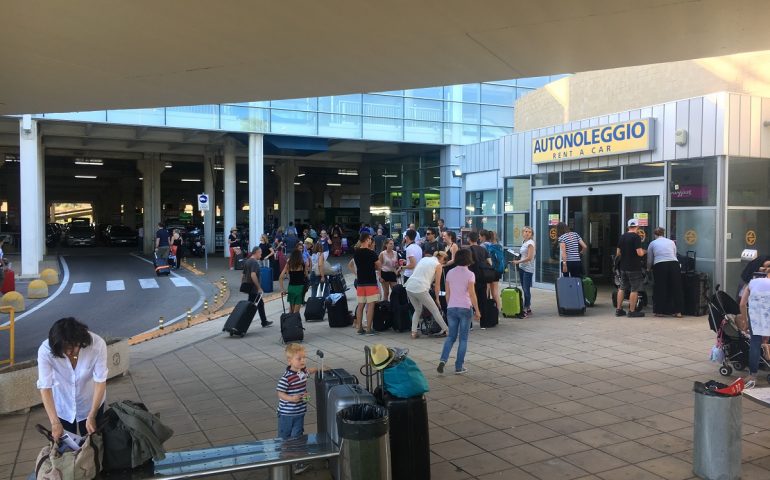 Maxi ondata di turisti all’aeroporto di Cagliari: autonoleggi presi d’assalto da migliaia di persone