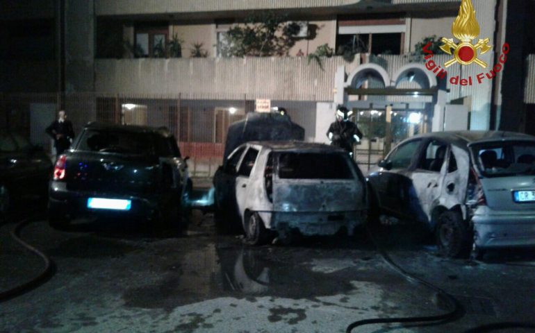 Quattro auto in fiamme nella notte tra Su Planu e Pirri: notte di super lavoro per i Vigili del Fuoco