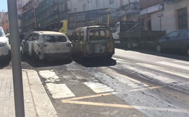 Auto in fiamme nella notte a San Michele. Sul posto Polizia e Vigili del Fuoco
