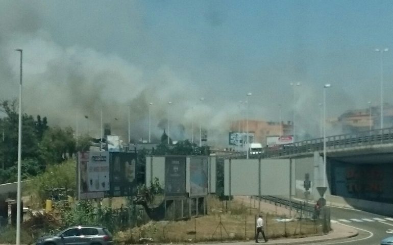 Incendio a Barracca Manna: bruciano sterpaglie e un’auto va a fuoco