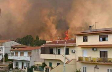 Fiamme a Iglesias case famiglie sfollate fiamme
