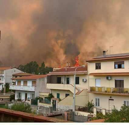 Fiamme a Iglesias case famiglie sfollate fiamme