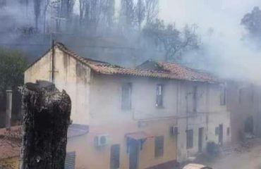incendio iglesias fiamme sfollati case bruciate