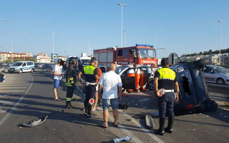Cagliari, incidente sull’Asse Mediano, diverse macchine coinvolte. Feriti lievi e coscienti