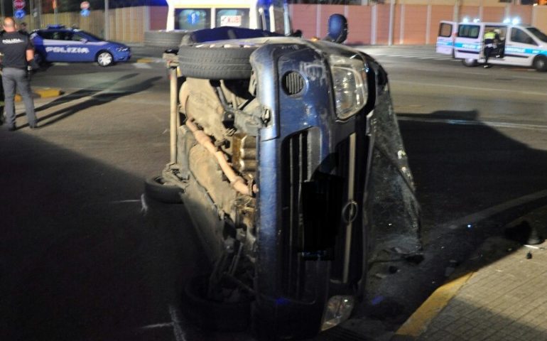 Auto si ribalta percorrendo la rotatoria di San Bartolomeo: conducente e passeggero in ospedale