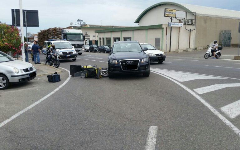 Incidente in via Lunigiana: postino sbalzato dallo scooter finisce in ospedale