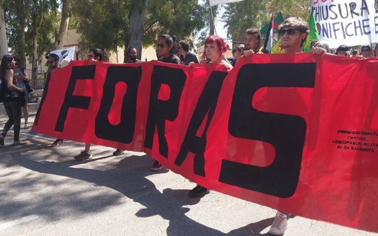Corteo di protesta contro le basi militari: “A Foras Fest”, da Marina Piccola a piazza dei Centomila per dire no all’occupazione militare
