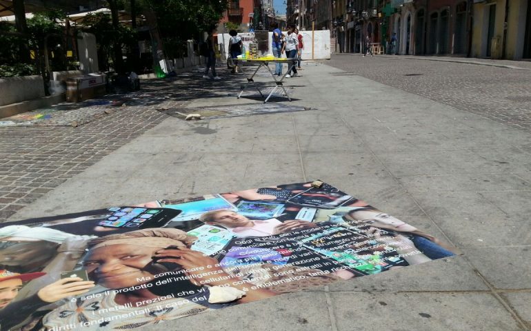 Il Corso Vittorio Emanuele si veste di immagini. A Cagliari la mostra itinerante “Minerali clandestini”