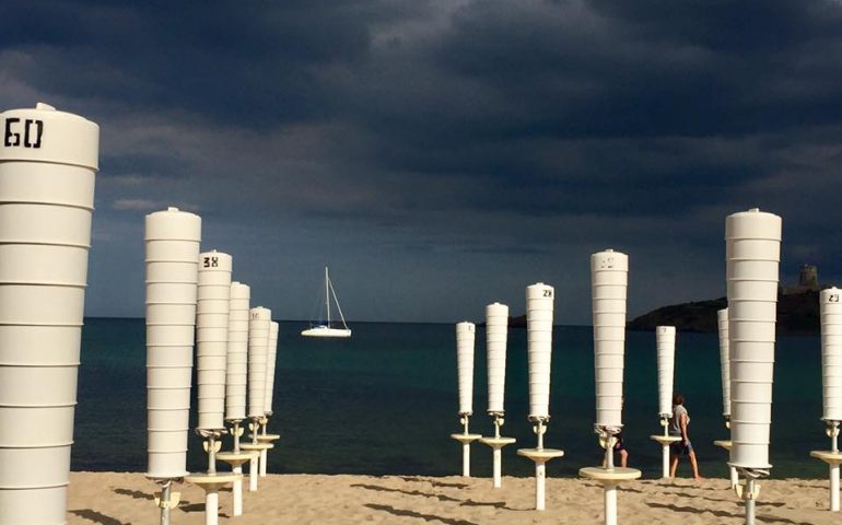 La foto. Il nostro mare sotto a un cielo pesante di nuvole grigio-blu. Dove ci troviamo?