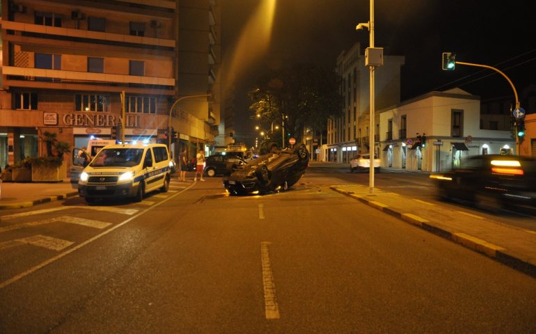 Via Sonnino: auto si ribalta dopo uno scontro nel mezzo della carreggiata