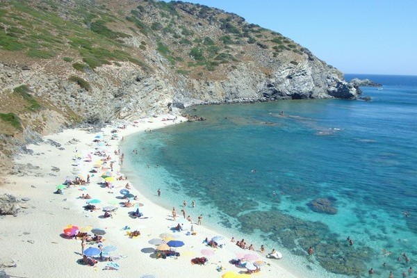 Malore in acqua, turista di 65 anni annega nella spiaggia di Rena Majore ad Aglientu