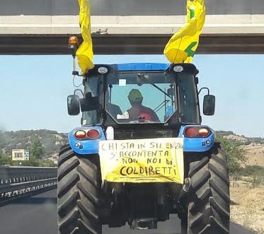 trattore protesta