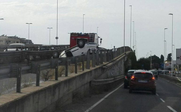 Auto capovolta sull’Asse Mediano: donna al Brotzu, non è grave. Traffico paralizzato