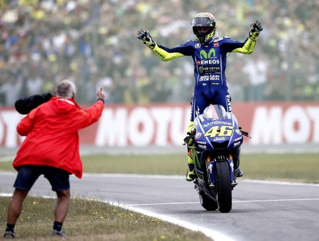 Infinito Valentino Rossi, trionfa sul circuito di Assen in Olanda e riapre il Mondiale