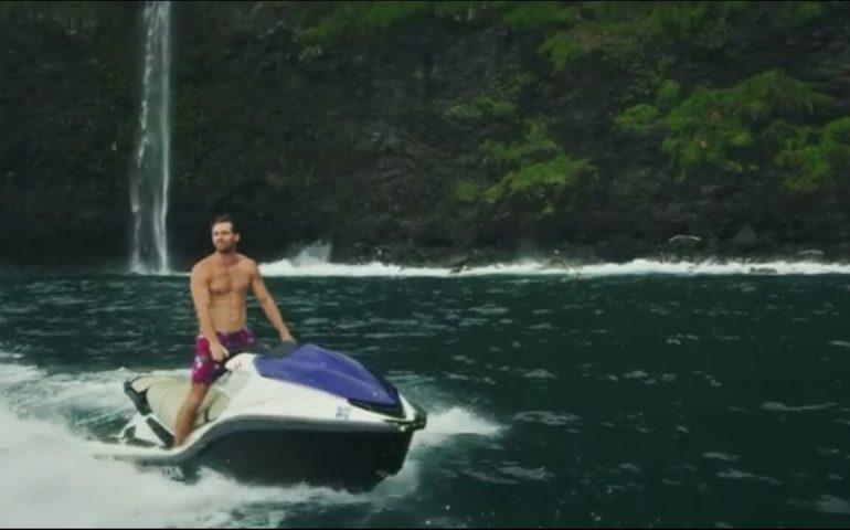 Niccolo Porcella per Intimissimi: lo sportivo estremo nello spot pubblicitario girato alle Hawaii (VIDEO)