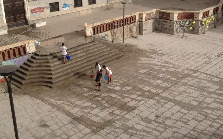 Quando il senso civico supera il dovere: piazza Garibaldi pulita dagli abitanti filippini di Villanova