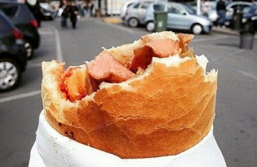 Dal “cavallo completo” al “wurstel e cipolle”: ode al panino del “caddozzo”, una bontà tutta cagliaritana