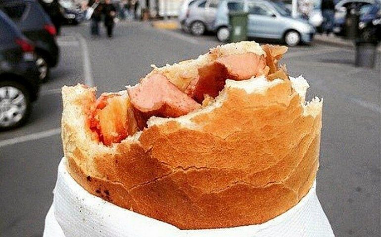 Dal “cavallo completo” al “wurstel e cipolle”: ode al panino del “caddozzo”, bontà tutta cagliaritana