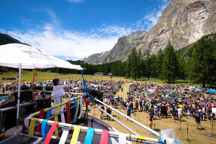 Nuova impresa per Rockin’1000. La band più grande del mondo suona sul Monte Bianco