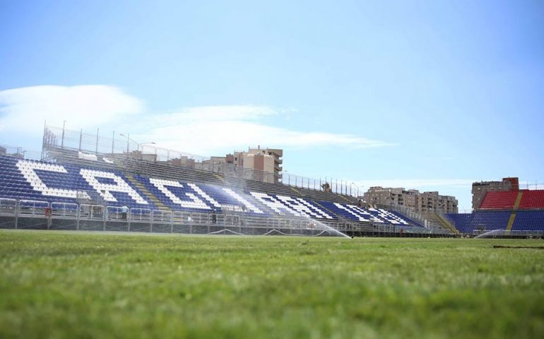 Sardegna Arena: ultimata la scritta “Cagliari 1920” nei Distinti. Numeri e crono-programma del cantiere dei record