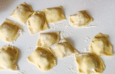 La video-ricetta di Vistanet: bontà e tradizione con i ravioli dolci alle patate (VIDEO)