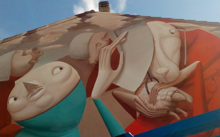 San Gavino Monreale accoglie il talento di Zed 1: è suo il decimo murale del 2017 organizzato dall’associazione Skizzo