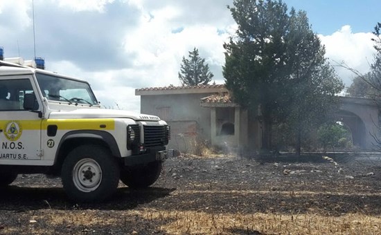 Incendio nelle campagne di Quartu. La fiamme lambiscono le abitazioni