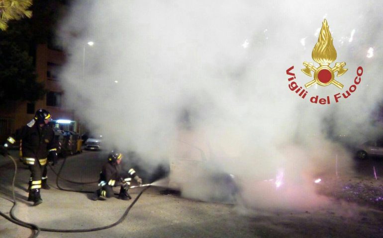 Notte di fuoco a Cagliari e Assemini: distrutte dalle fiamme quattro automobili