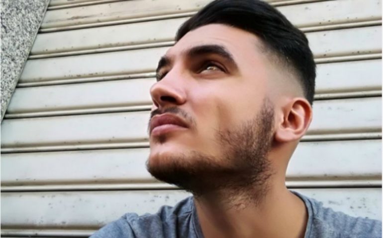 Tantissima gente ai funerali di Riccardo, il giovane che si era suicidato dopo aver picchiato la fidanzata