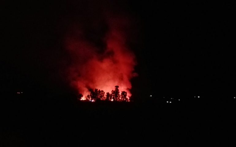 L'incendio nei pressi di Flumini