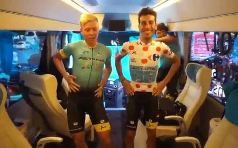 Fabio Aru balla la macarena sul bus dell’Astana e il video diventa immediatamente virale