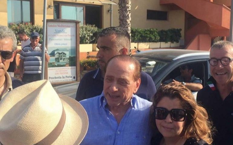 Golfo Aranci, passeggiata pomeridiana e drink sul lungomare per Silvio Berlusconi